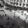 01 - Demonstranti 17. července 1917 na hlavní petrohradské třídě Něvský prospekt krátce poté, co do nich spustily palbu kulomety vládních jednotek. 